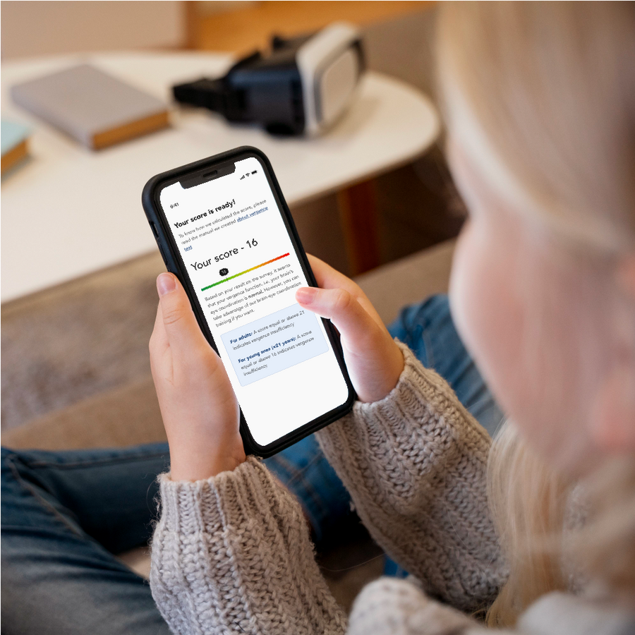 En person sitter i soffan och håller en mobiltelefon som visar testresultatet i Imvi-appen.