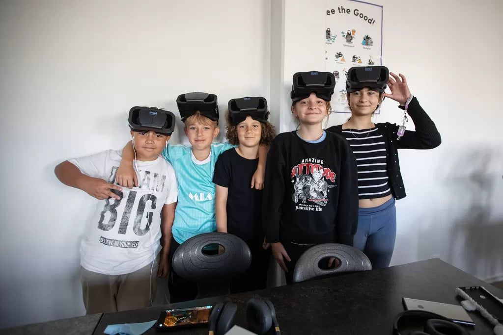Imvi med i Mitt I Stockholm - Skärmtid som gör skillnad, elever tränar läsning med VR