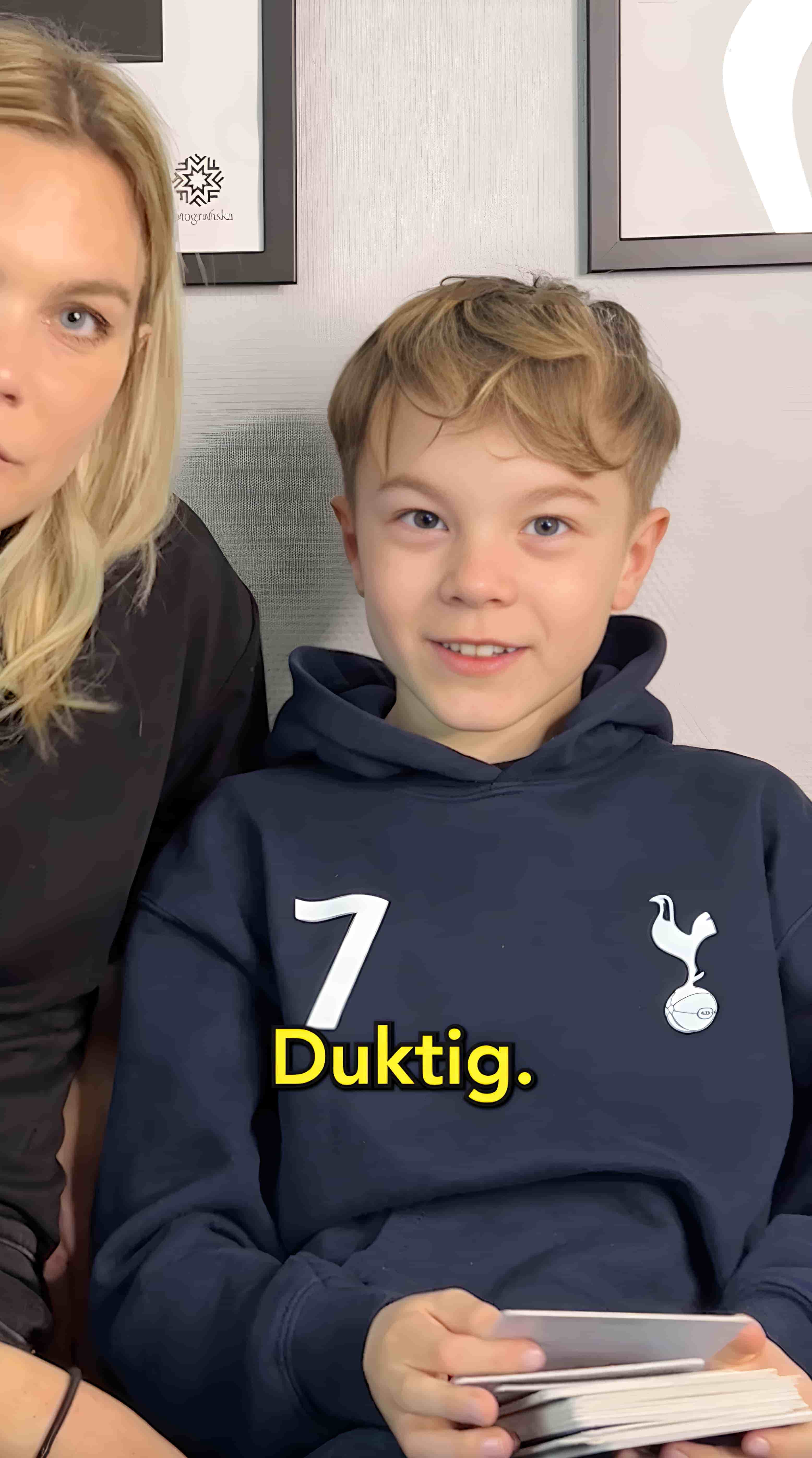 En nioårig pojke sitter bredvid sin mamma och delar sin berättelse.