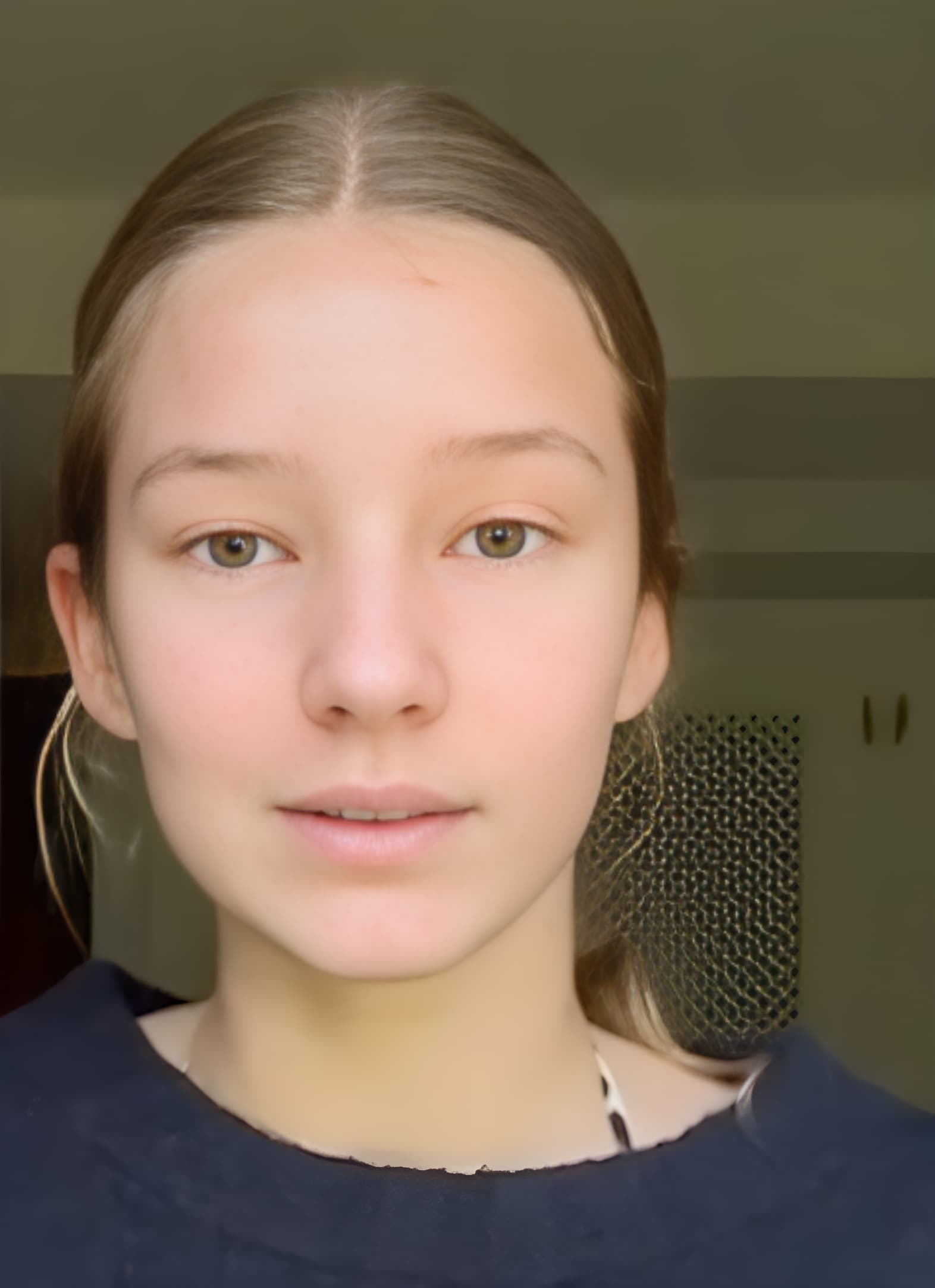 En 13-årig flicka delar sin erfarenhet av Imvi i en video.