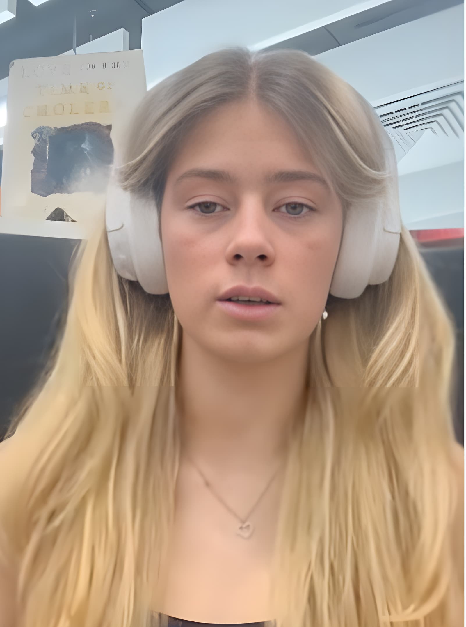 Ung kvinna med hörlurar delar sin erfarenhet av Imvi i en video.