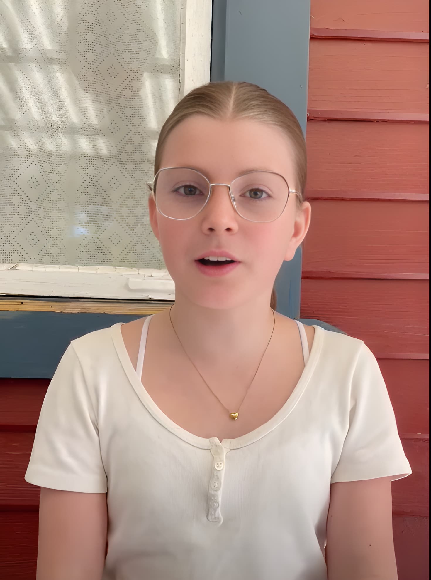 Ung flicka med glasögon berättar om sina erfarenheter av träningen.