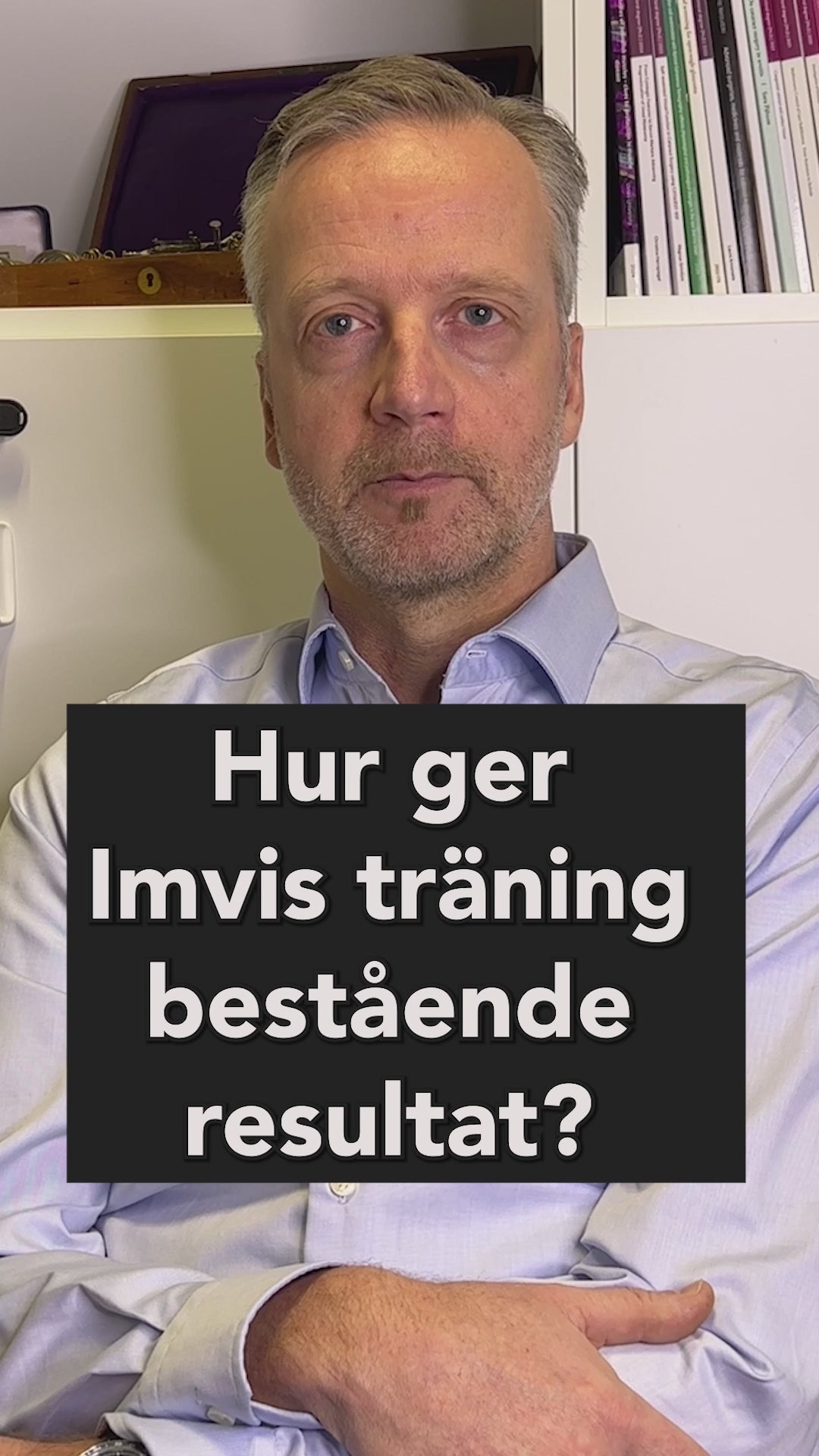 Ögonvårdspersonal med armarna i kors förklarar fördelarna med ögonkoordinationsträning.