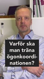Ögonvårdspersonal med armarna i kors förklarar fördelarna med ögonkoordinationsträning.
