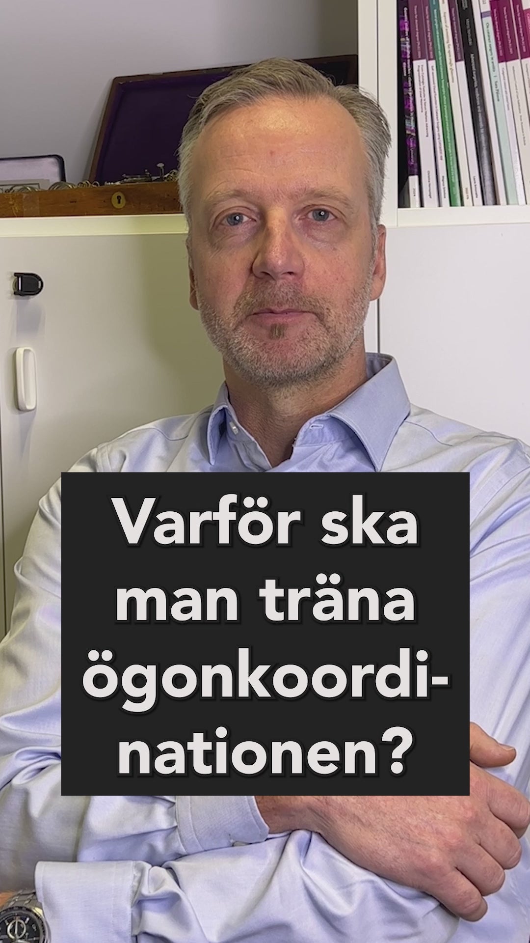 Ögonvårdspersonal med armarna i kors förklarar fördelarna med ögonkoordinationsträning.